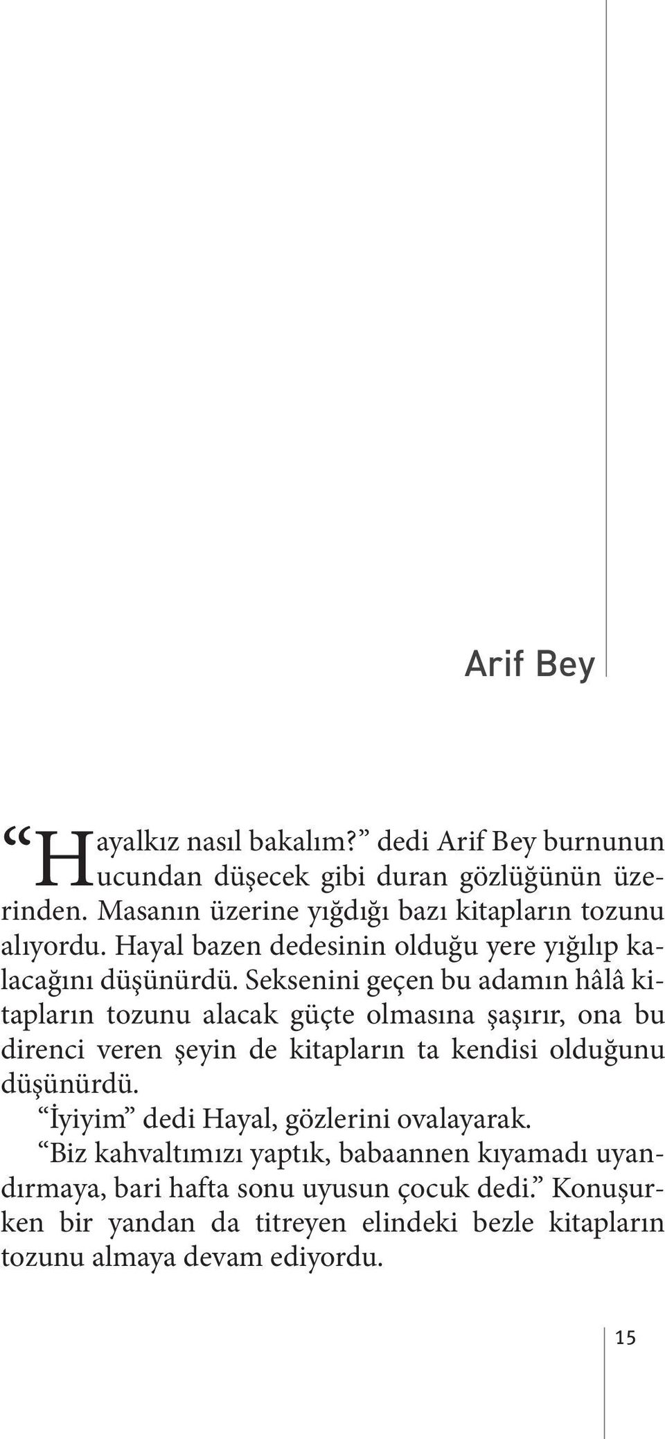 Seksenini geçen bu adamın hâlâ kitapların tozunu alacak güçte olmasına şaşırır, ona bu direnci veren şeyin de kitapların ta kendisi olduğunu düşünürdü.