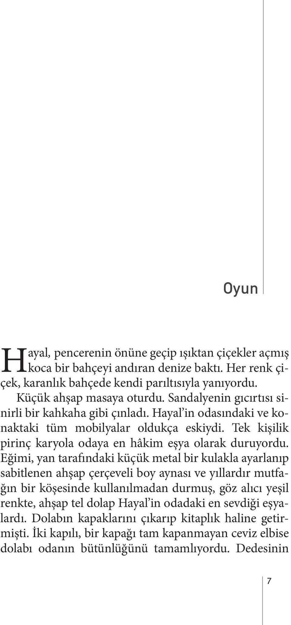 Eğimi, yan tarafındaki küçük metal bir kulakla ayarlanıp sabitlenen ahşap çerçeveli boy aynası ve yıllardır mutfağın bir köşesinde kullanılmadan durmuş, göz alıcı yeşil renkte, ahşap tel