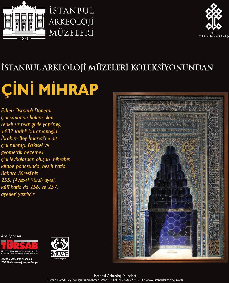 Bitkisel ve geometrik bezemeli çini levhalardan oluşan mihrabın kitabe panosunda, nesih hatla Bakara Sûresi nin 255.