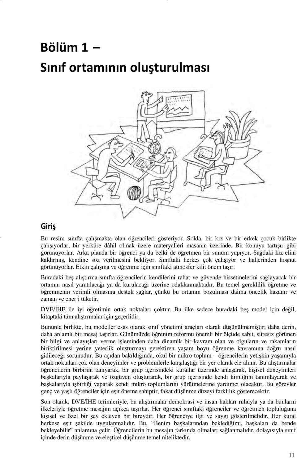 Arka planda bir öğrenci ya da belki de öğretmen bir sunum yapıyor. Sağdaki kız elini kaldırmış, kendine söz verilmesini bekliyor. Sınıftaki herkes çok çalışıyor ve hallerinden hoşnut görünüyorlar.