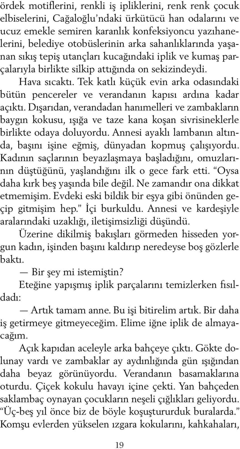 Tek katlı küçük evin arka odasındaki bütün pencereler ve verandanın kapısı ardına kadar açıktı.