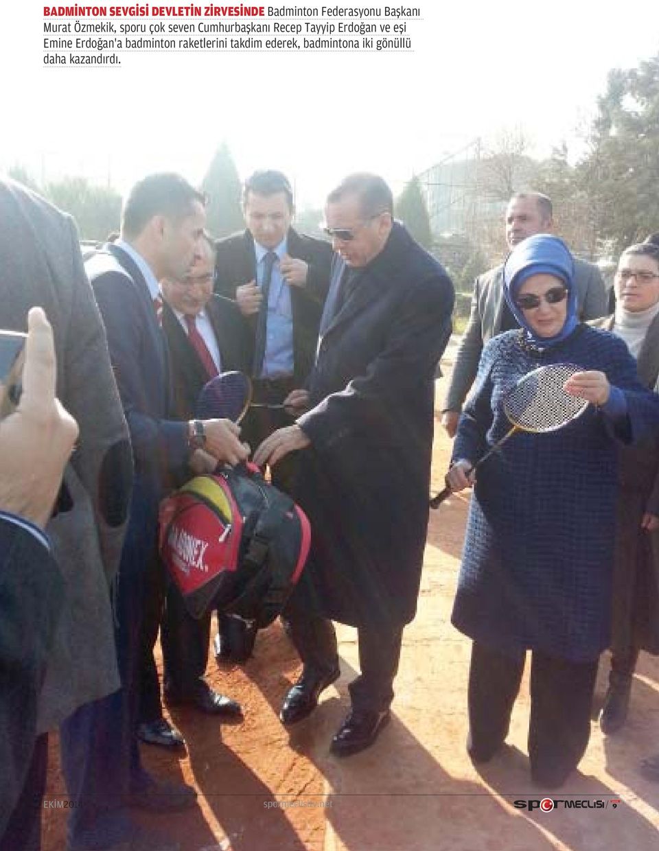Erdoğan ve eşi Emine Erdoğan a badminton raketlerini takdim