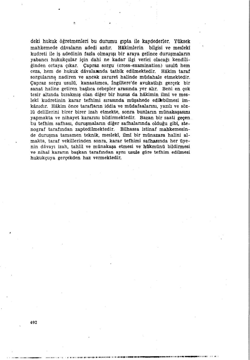 Çapraz sorgu (cross-examination) usulü hem ceza, hem de hukuk dâvalarında tatbik edilmektedir. Hâkim taraf sorgularına nadiren ve ancak zaruret halinde müdahale etmektedir.