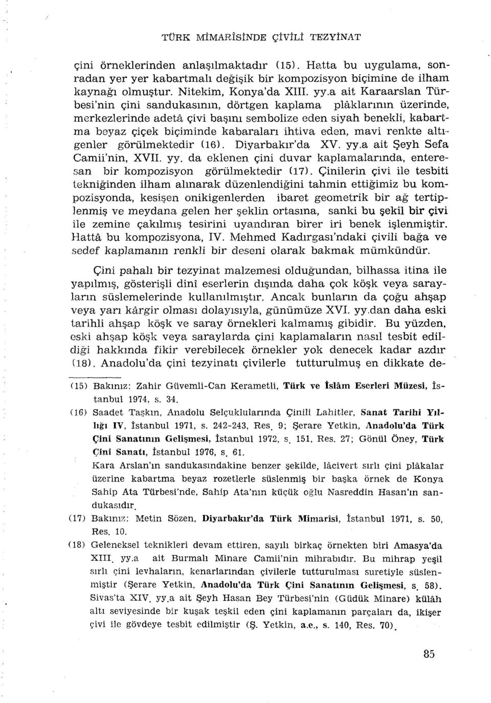 a ait Karaarslan Turbesi'nin çini sandukasmm, dôrtgen kaplama plâklarmm ûzerinde, merkezlerinde adetâ çivi basmi sembolize eden siyah benekli, kabartma beyaz çiçek biçiminde kabaralan ihtiva eden,