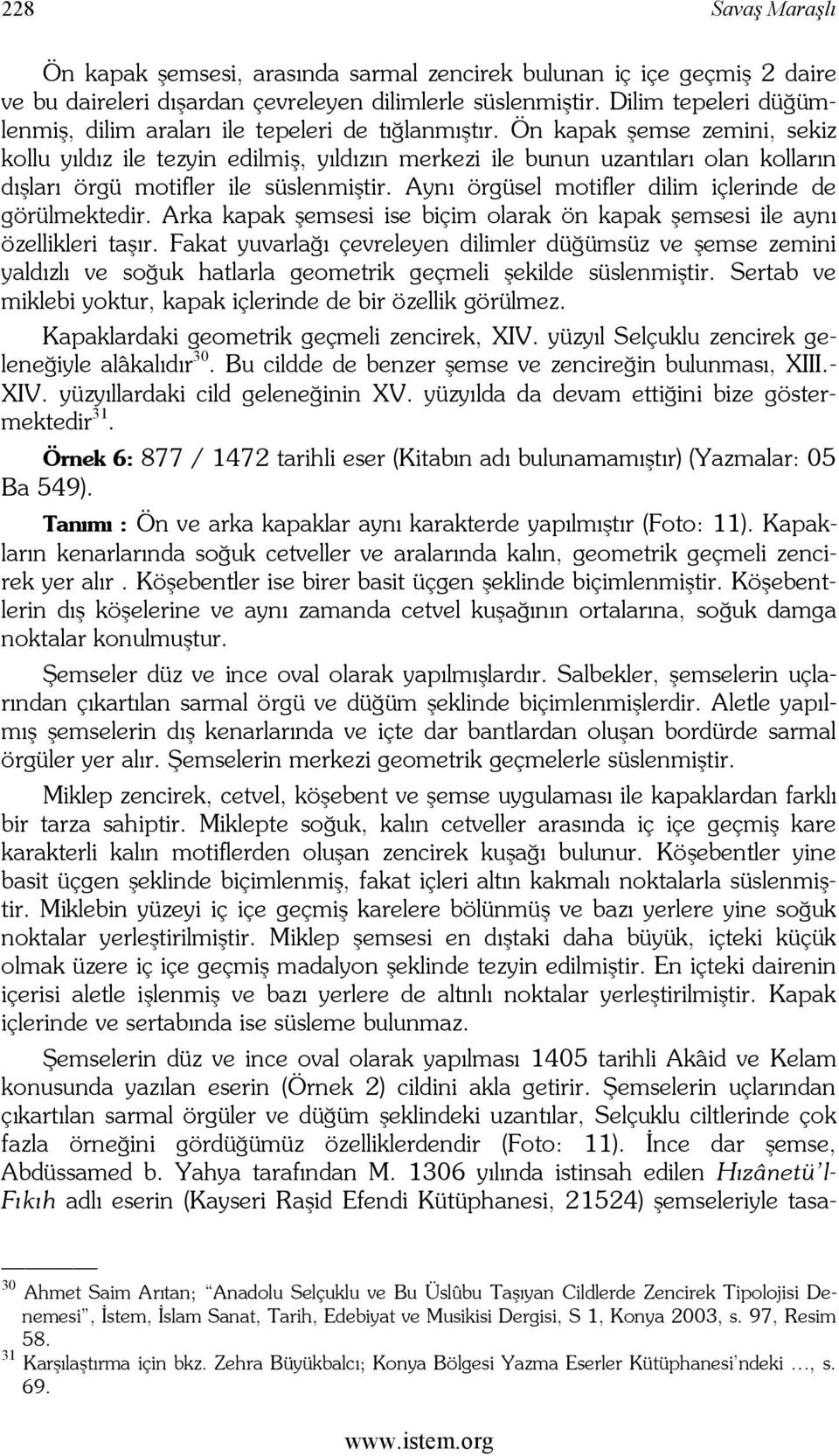 Ön kapak şemse zemini, sekiz kollu yıldız ile tezyin edilmiş, yıldızın merkezi ile bunun uzantıları olan kolların dışları örgü motifler ile süslenmiştir.