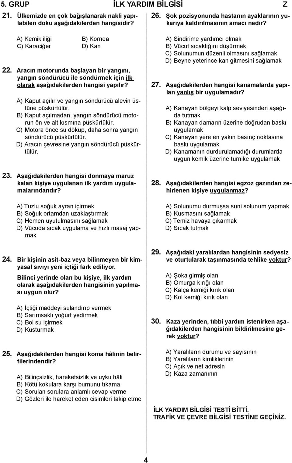 A) Kaput açılır ve yangın söndürücü alevin üstüne püskürtülür. B) Kaput açılmadan, yangın söndürücü motorun ön ve alt kısmına püskürtülür.