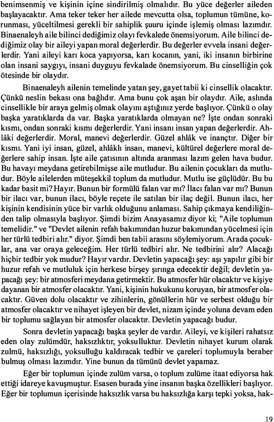 Binaenaleyh aile bilinci dediğimiz olayı fevkalede önemsiyorum. Aile bilinci dediğimiz olay bir aileyi yapan moral değerlerdir. Bu değerler evvela insani değerlerdir.