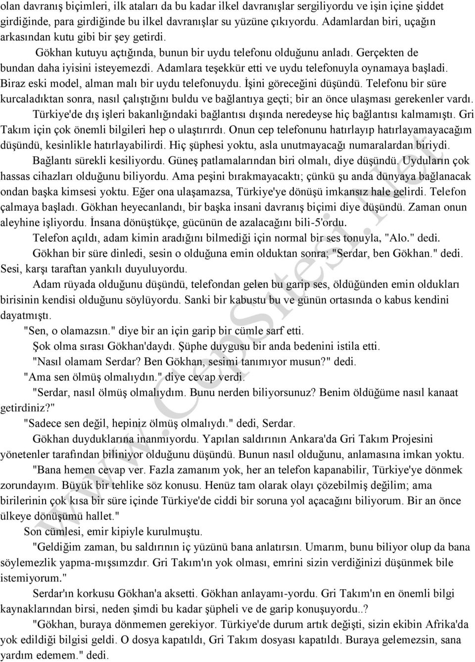 Adamlara teşekkür etti ve uydu telefonuyla oynamaya başladi. Biraz eski model, alman malı bir uydu telefonuydu. İşini göreceğini düşündü.