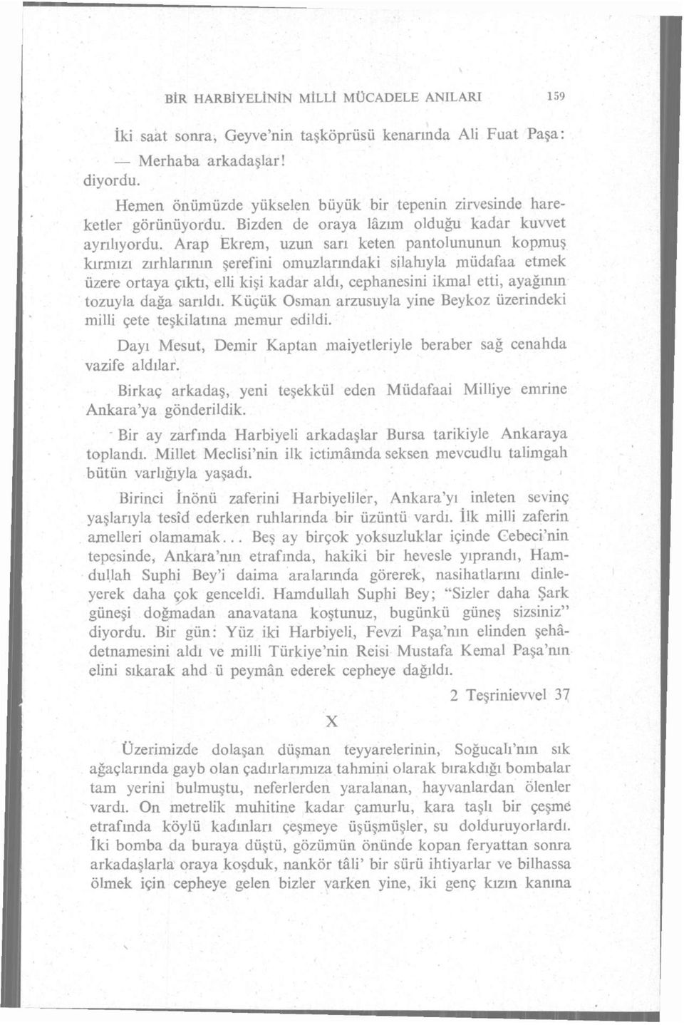 Arap Ekrem, uzun sarı keten pantolununun kopmuş kırmızı zırhlarının şerefini omuzlarındaki silahıyla müdafaa etmek üzere ortaya çıktı, elli kişi kadar aldı, cephanesini ikmal etti, ayağının tozuyla