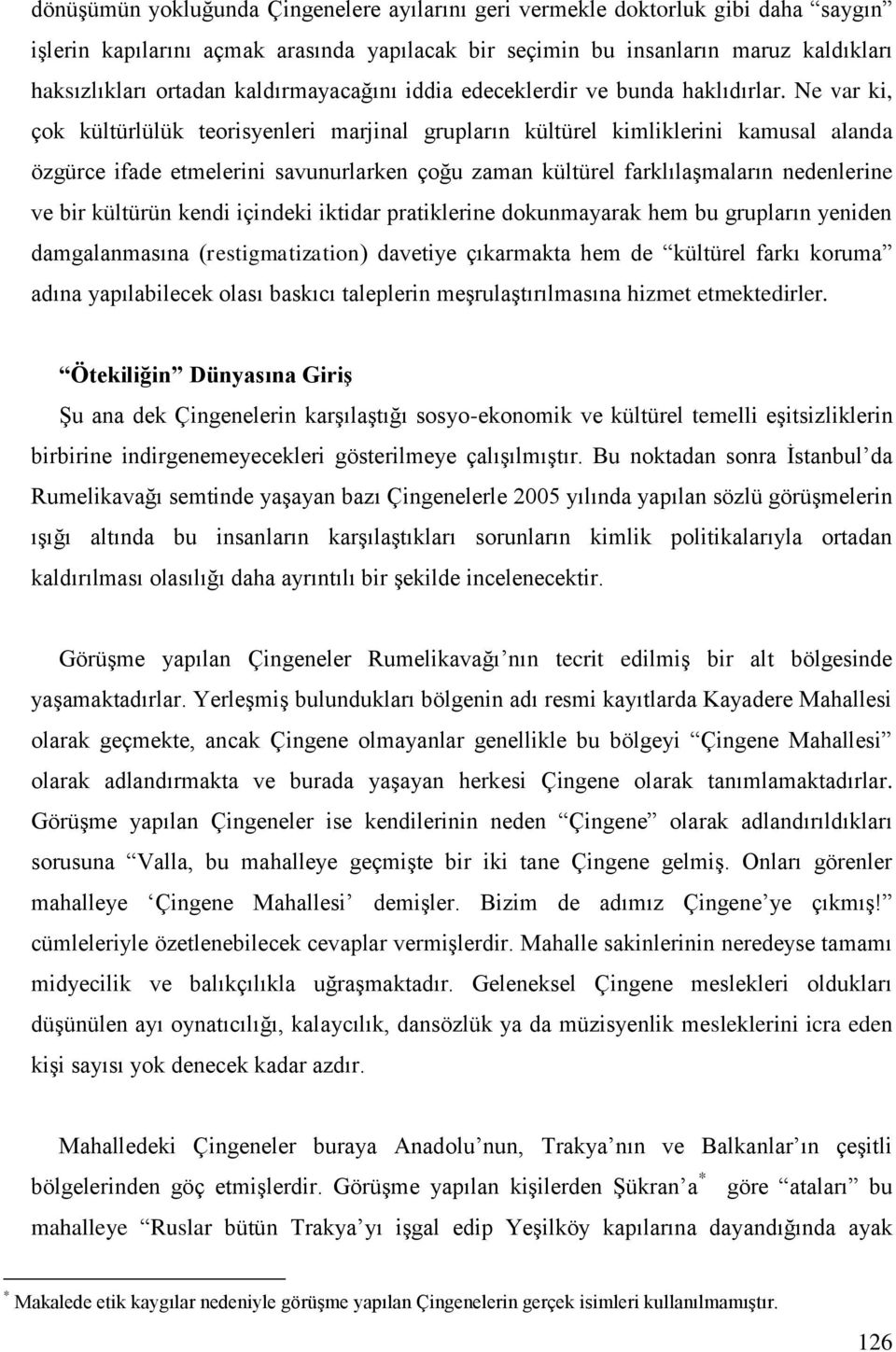 Ne var ki, çok kültürlülük teorisyenleri marjinal grupların kültürel kimliklerini kamusal alanda özgürce ifade etmelerini savunurlarken çoğu zaman kültürel farklılaşmaların nedenlerine ve bir