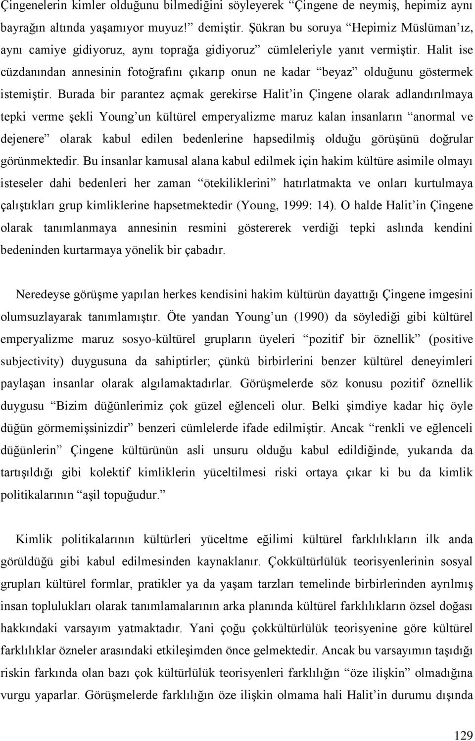 Halit ise cüzdanından annesinin fotoğrafını çıkarıp onun ne kadar beyaz olduğunu göstermek istemiştir.