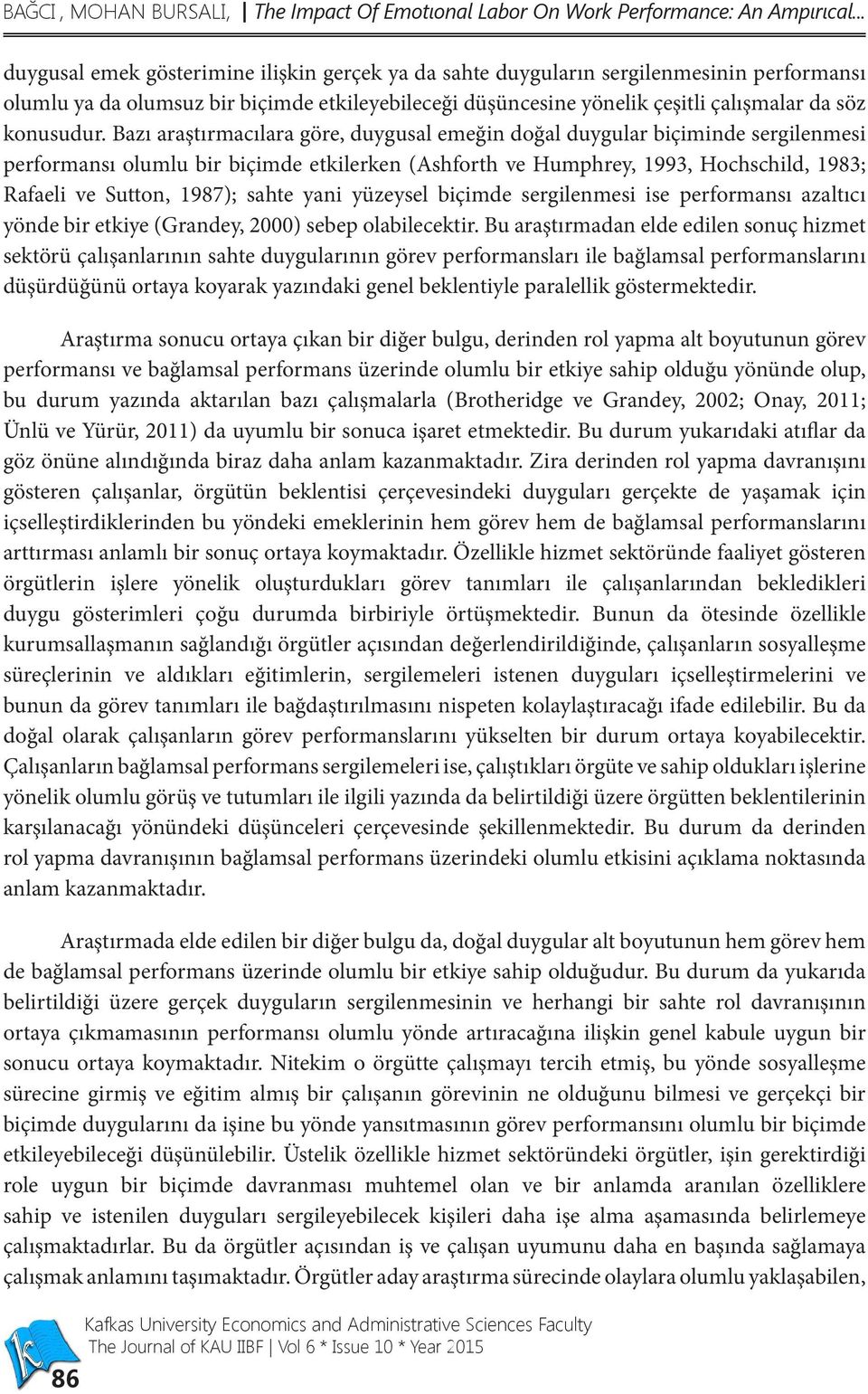 Bazı araştırmacılara göre, duygusal emeğin doğal duygular biçiminde sergilenmesi performansı olumlu bir biçimde etkilerken (Ashforth ve Humphrey, 1993, Hochschild, 1983; Rafaeli ve Sutton, 1987);