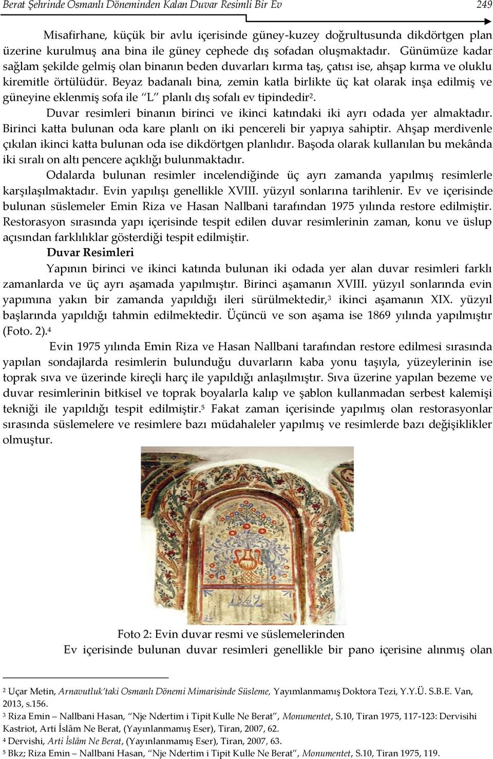 Beyaz badanalı bina, zemin katla birlikte üç kat olarak inşa edilmiş ve güneyine eklenmiş sofa ile L planlı dış sofalı ev tipindedir 2.