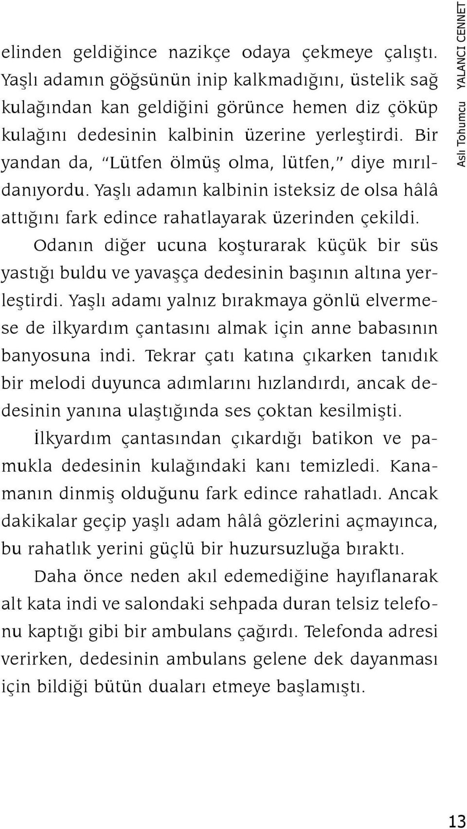 Odanın diğer ucuna koşturarak küçük bir süs yastığı buldu ve yavaşça dedesinin başının altına yerleştirdi.