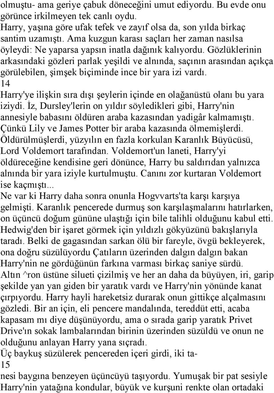 Gözlüklerinin arkasındaki gözleri parlak yeşildi ve alnında, saçının arasından açıkça görülebilen, şimşek biçiminde ince bir yara izi vardı.