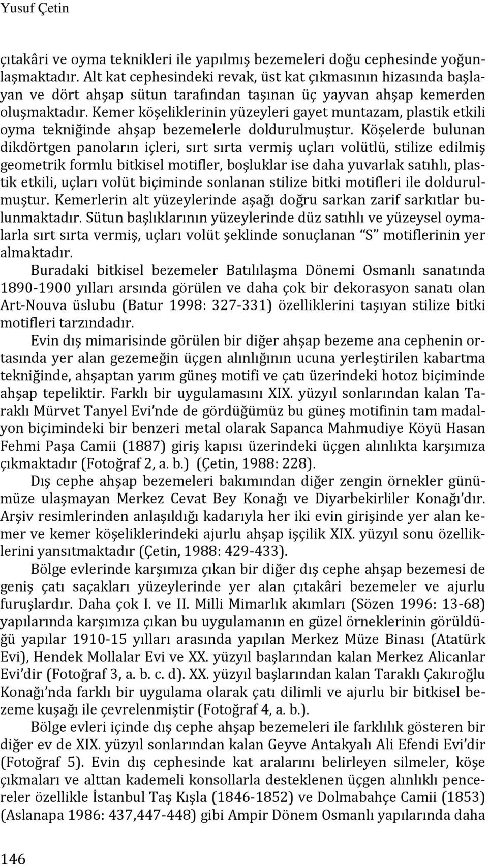 Kemer köşeliklerinin yüzeyleri gayet muntazam, plastik etkili oyma tekniğinde ahşap bezemelerle doldurulmuştur.