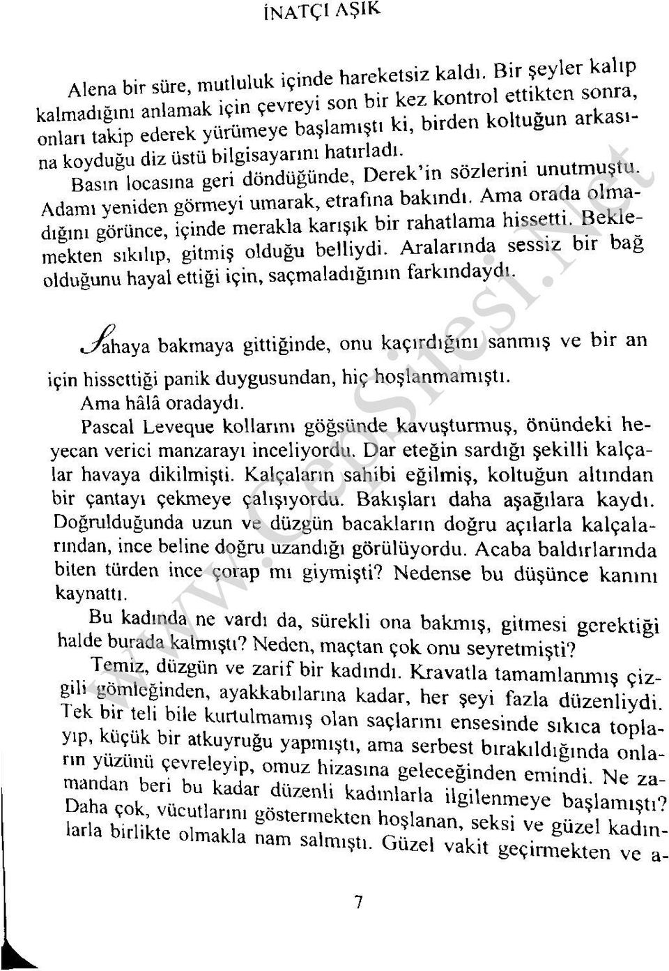 Ama hâlâ oradaydı. Pascal Leveque kollarını göğsünde kavuşturm uş, önündeki h e yecan verici manzarayı inceliyordu. Dar eteğin sardığı şekilli k alçalar havaya dikilmişti.