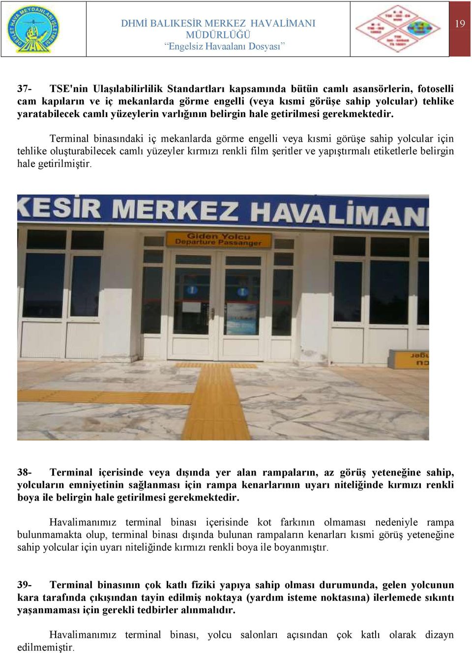 Terminal binasındaki iç mekanlarda görme engelli veya kısmi görüģe sahip yolcular için tehlike oluģturabilecek camlı yüzeyler kırmızı renkli film Ģeritler ve yapıģtırmalı etiketlerle belirgin hale