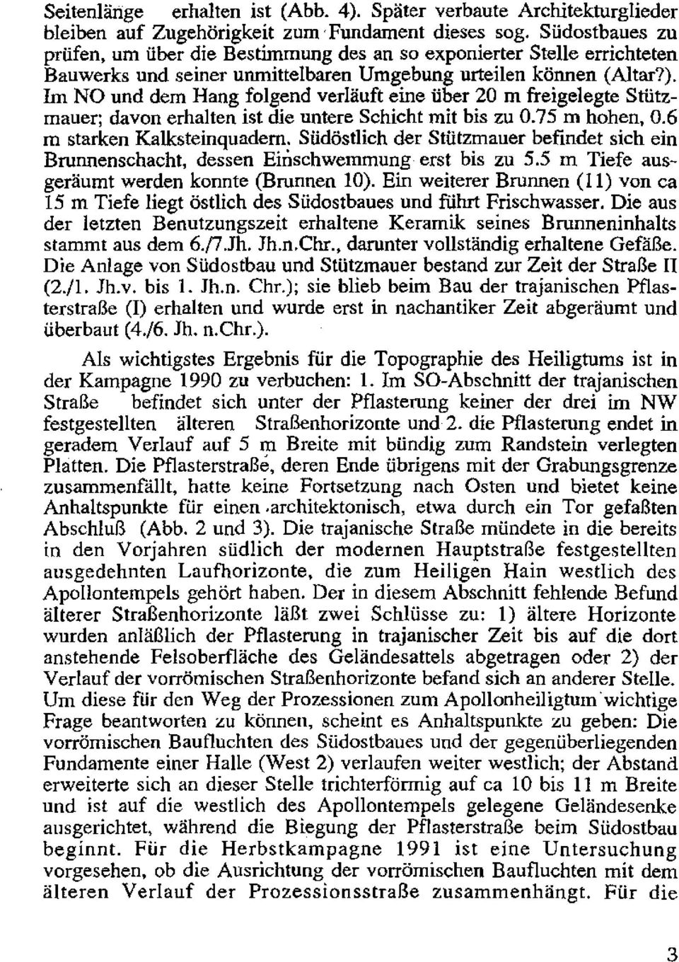 im NO und dem Hang folgend verlauft eine über 20 m freigelegte Stützmauer; davon erhalten ist die untere Schicht mit bis zu 0.75 m hohen, 0.6 m starken Ka1ksteinquadern.