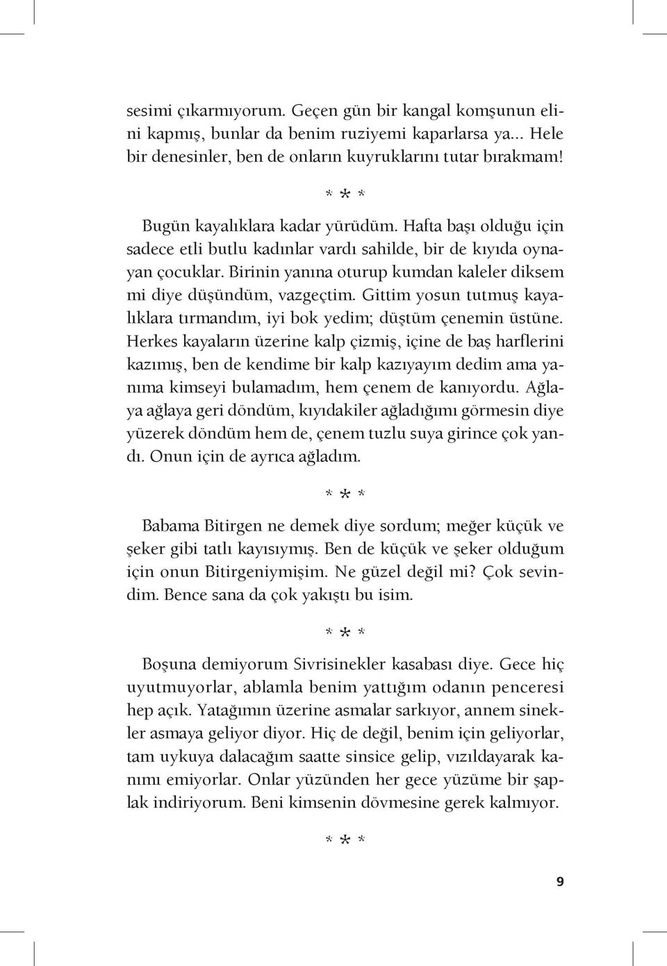 Birinin yanına oturup kumdan kaleler diksem mi diye düşündüm, vazgeçtim. Gittim yosun tutmuş kayalıklara tırmandım, iyi bok yedim; düştüm çenemin üstüne.