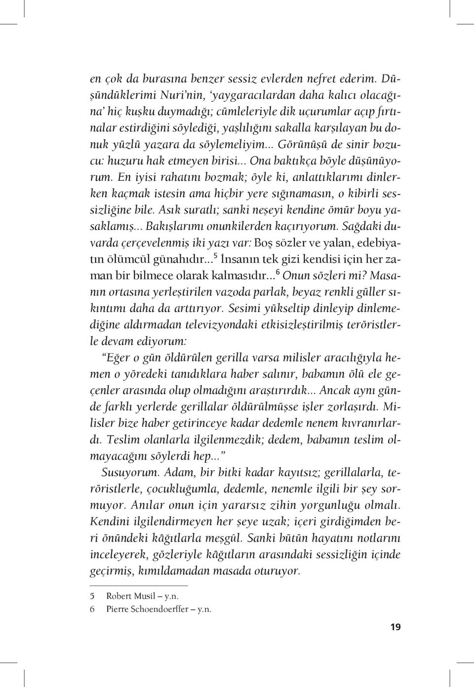 yazara da söylemeliyim... Görünüşü de sinir bozucu: huzuru hak etmeyen birisi... Ona baktıkça böyle düşünüyorum.