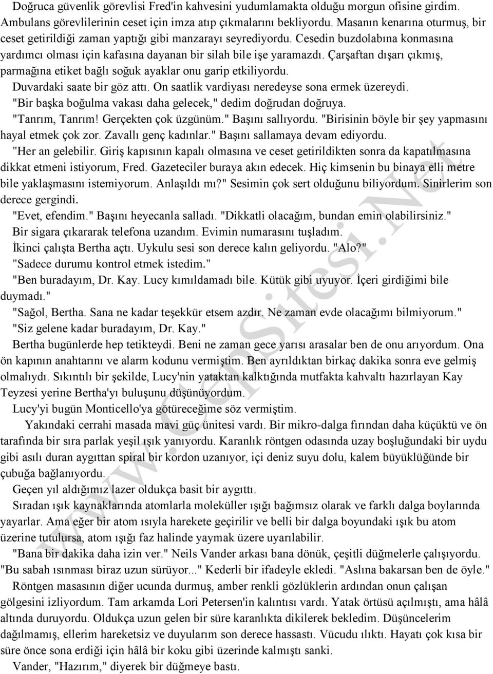 Çarşaftan dışarı çıkmış, parmağına etiket bağlı soğuk ayaklar onu garip etkiliyordu. Duvardaki saate bir göz attı. On saatlik vardiyası neredeyse sona ermek üzereydi.