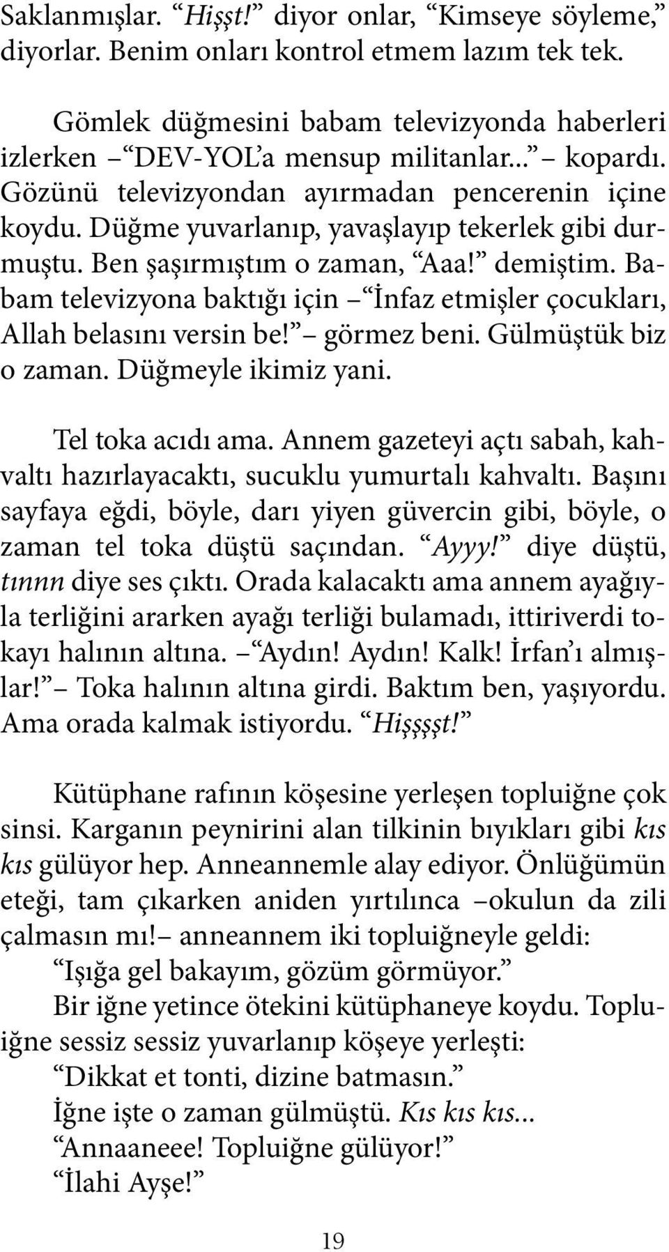 Babam televizyona baktığı için İnfaz etmişler çocukları, Allah belasını versin be! görmez beni. Gülmüştük biz o zaman. Düğmeyle ikimiz yani. Tel toka acıdı ama.