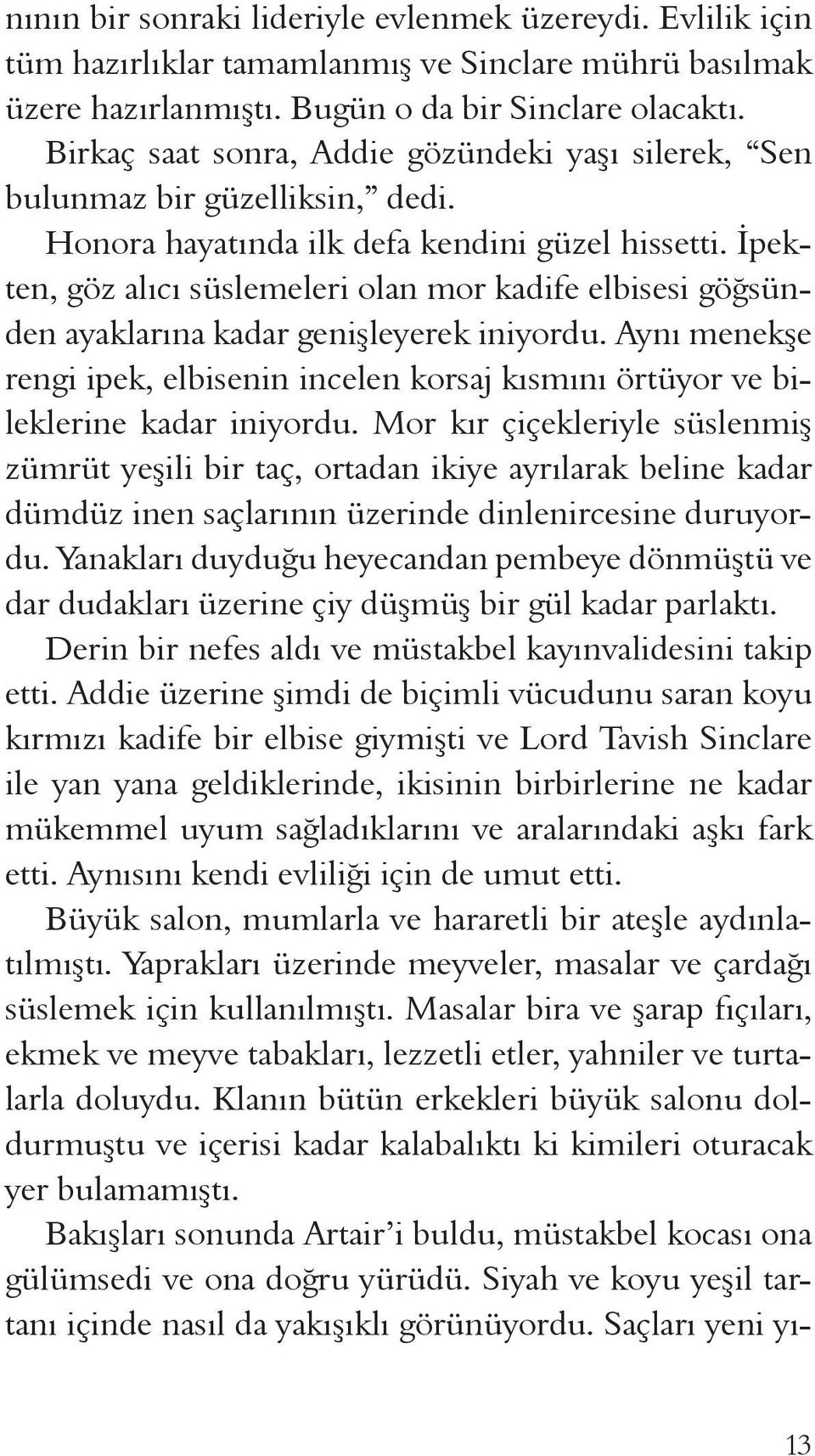 İpekten, göz alıcı süslemeleri olan mor kadife elbisesi göğsünden ayaklarına kadar genişleyerek iniyordu.