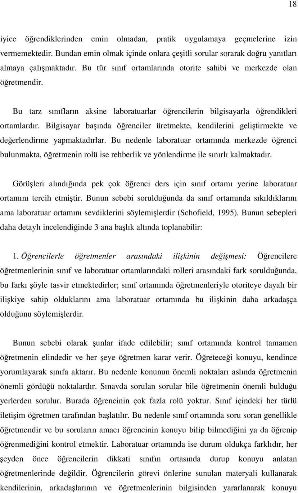 Bilgisayar başında öğrenciler üretmekte, kendilerini geliştirmekte ve değerlendirme yapmaktadırlar.