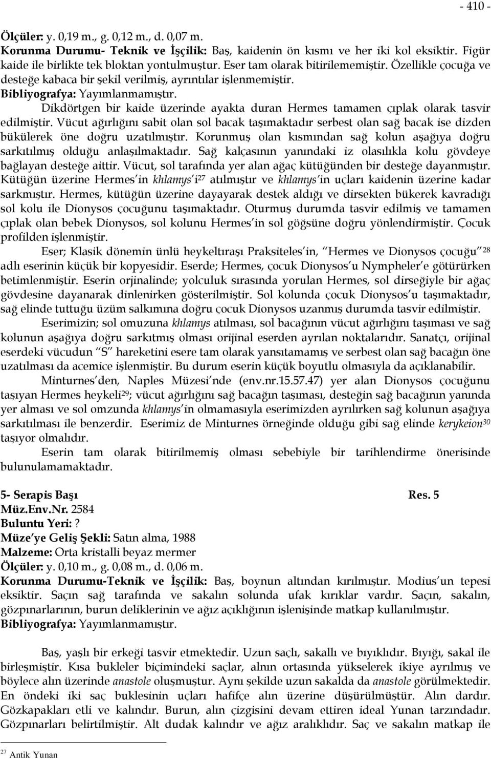 Dikdörtgen bir kaide üzerinde ayakta duran Hermes tamamen çıplak olarak tasvir edilmiştir.