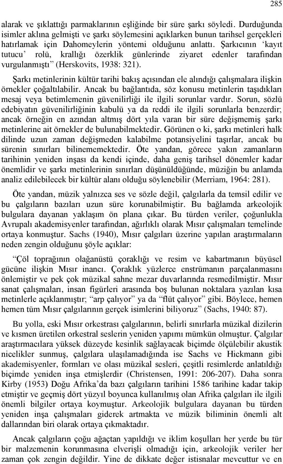 Şarkıcının kayıt tutucu rolü, krallığı özerklik günlerinde ziyaret edenler tarafından vurgulanmıştı (Herskovits, 1938: 321).