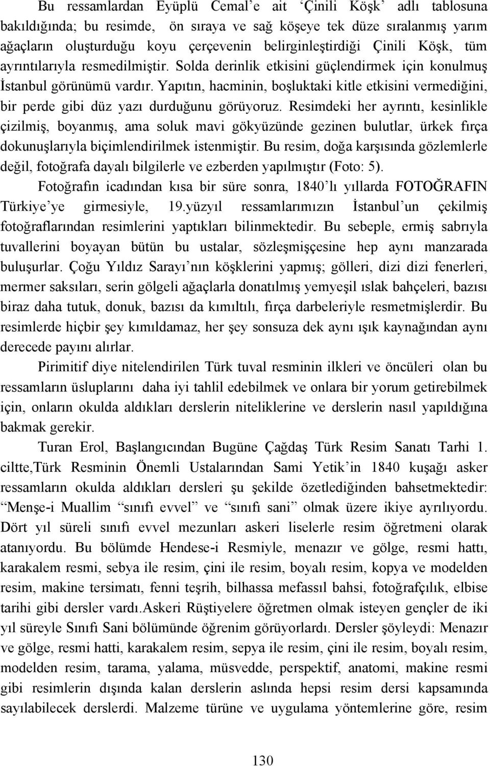 Yapıtın, hacminin, boşluktaki kitle etkisini vermediğini, bir perde gibi düz yazı durduğunu görüyoruz.