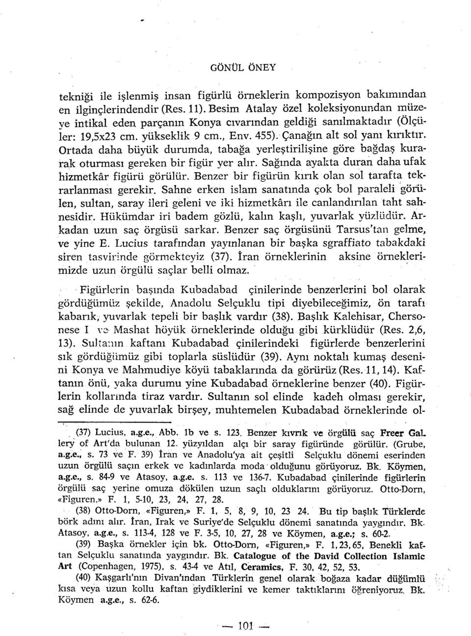 Ortada daha bûyiik durumda, tabaga yerlestirilisine gôre bagdas kurarak oturmasi gereken bir figûr yer alir. Sagmda ayakta duran daha ufak hizmetkâr figiirù gôrùliir.