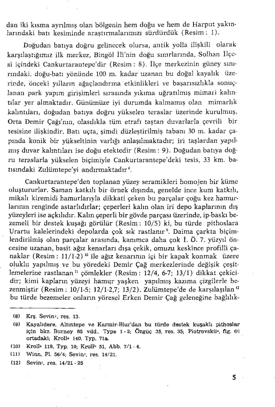 İlçe merkezinin güney sınırındaki, doğu-batı yönünde 100 m, kadar uzanan bu doğal kayalık üzeı-inde, önceki yılların ağaçlandırma etkinlikleri ve başarısızlıkla sonuçlanan park yapım girişimleri