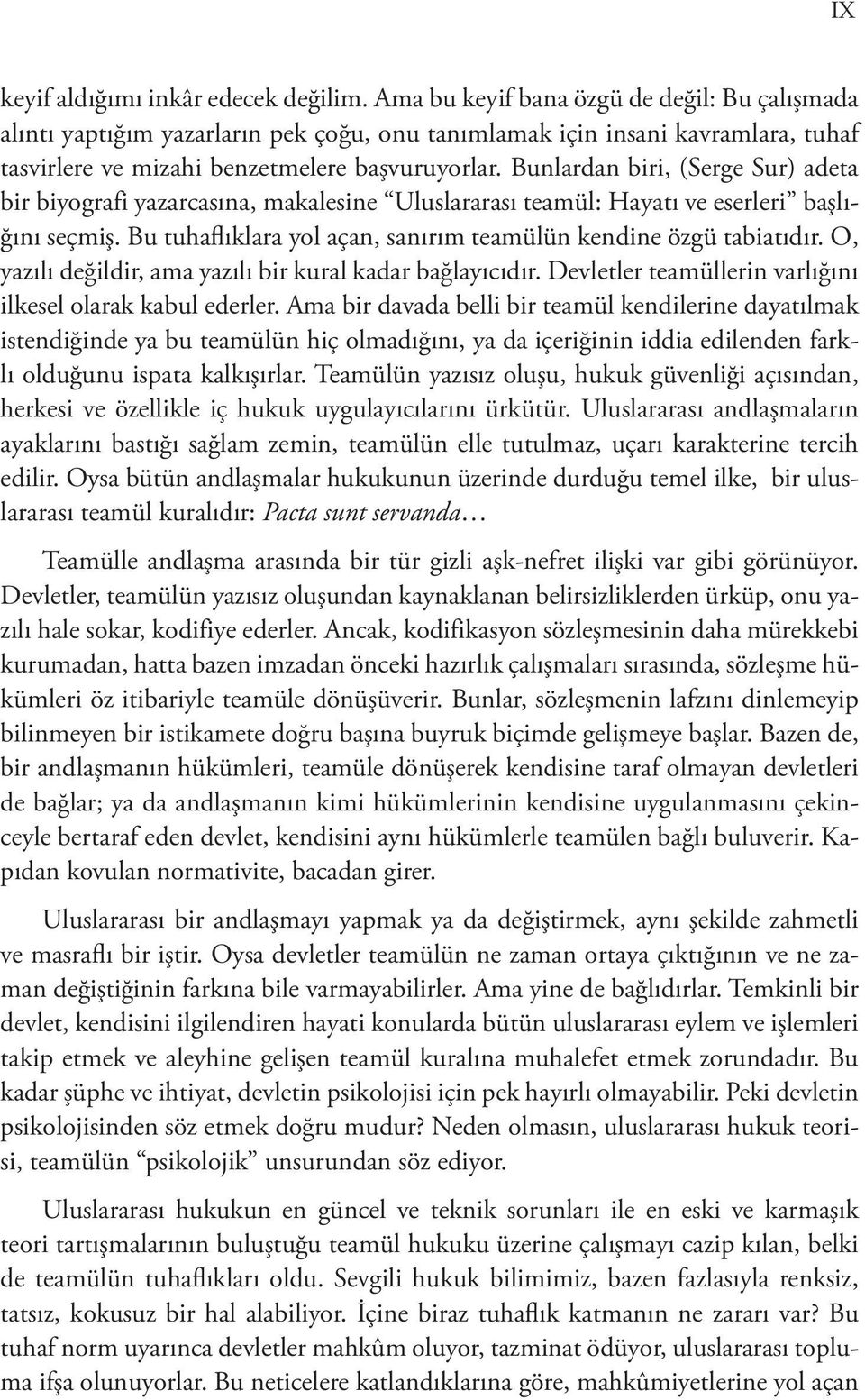 Bunlardan biri, (Serge Sur) adeta bir biyografi yazarcasına, makalesine Uluslararası teamül: Hayatı ve eserleri başlığını seçmiş. Bu tuhaflıklara yol açan, sanırım teamülün kendine özgü tabiatıdır.