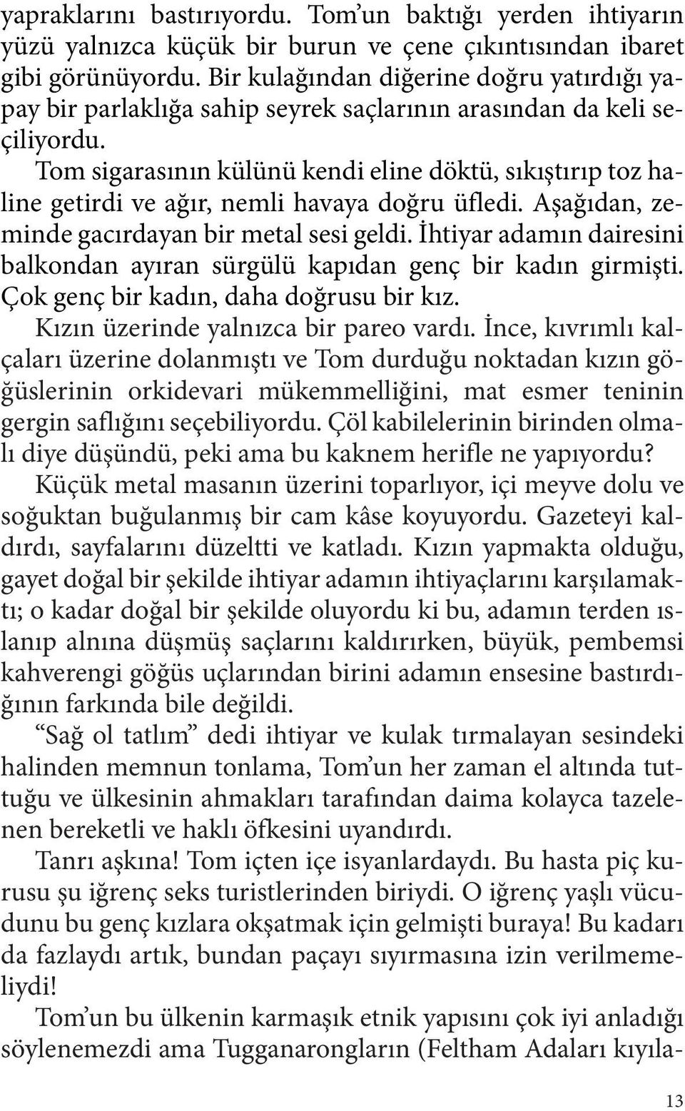 Tom sigarasının külünü kendi eline döktü, sıkıştırıp toz haline getirdi ve ağır, nemli havaya doğru üfledi. Aşağıdan, zeminde gacırdayan bir metal sesi geldi.