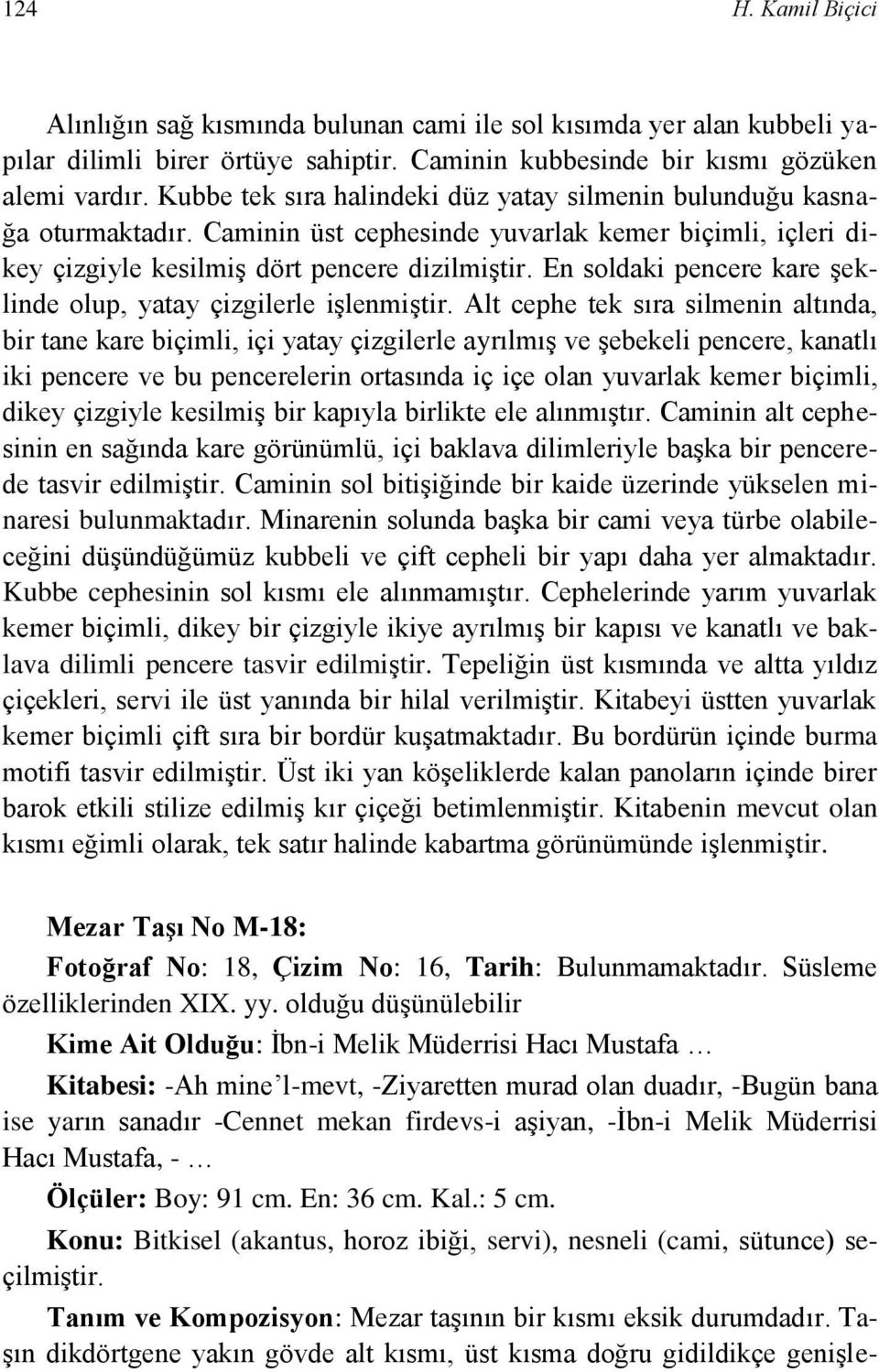 En soldaki pencere kare şeklinde olup, yatay çizgilerle işlenmiştir.