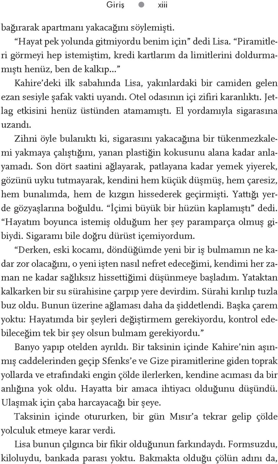 Otel odasının içi zifiri karanlıktı. Jetlag etkisini henüz üstünden atamamıştı. El yordamıyla sigarasına uzandı.