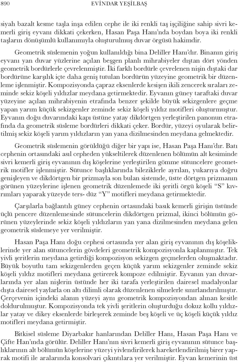 Binanın giriş eyvanı yan duvar yüzlerine açılan beşgen planlı mihrabiyeler dıştan dört yönden geometrik bordürlerle çevrelenmiştir.