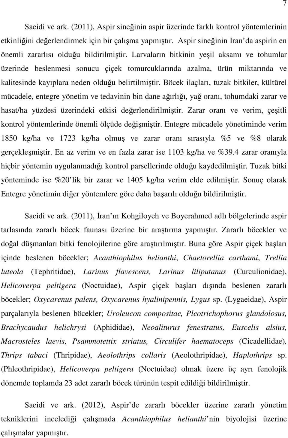 Larvaların bitkinin yeşil aksamı ve tohumlar üzerinde beslenmesi sonucu çiçek tomurcuklarında azalma, ürün miktarında ve kalitesinde kayıplara neden olduğu belirtilmiştir.