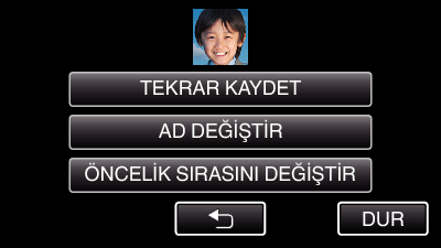 Kayıt 0 Kamera, 16 adete kadar yüzü saptayabilecektir. Gülümseme düzeyleri, ekranda en büyük yüzlerin 3 katına kadar görüntülenecektir. 0 Bazı yüzler, çekim ortamına bağlı olarak saptanamayabilir.