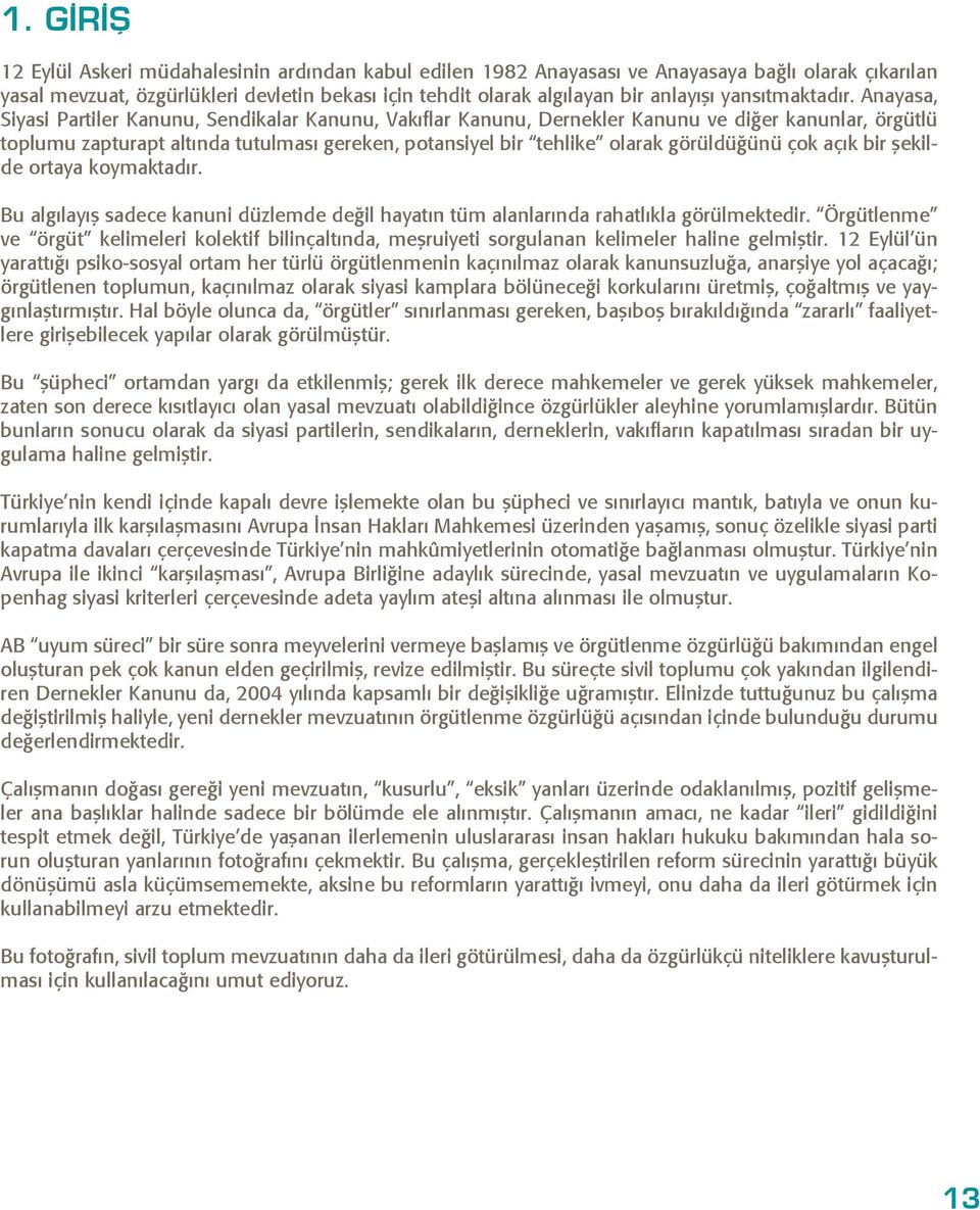 Anayasa, Siyasi Partiler Kanunu, Sendikalar Kanunu, Vakıflar Kanunu, Dernekler Kanunu ve diğer kanunlar, örgütlü toplumu zapturapt altında tutulması gereken, potansiyel bir tehlike olarak görüldüğünü