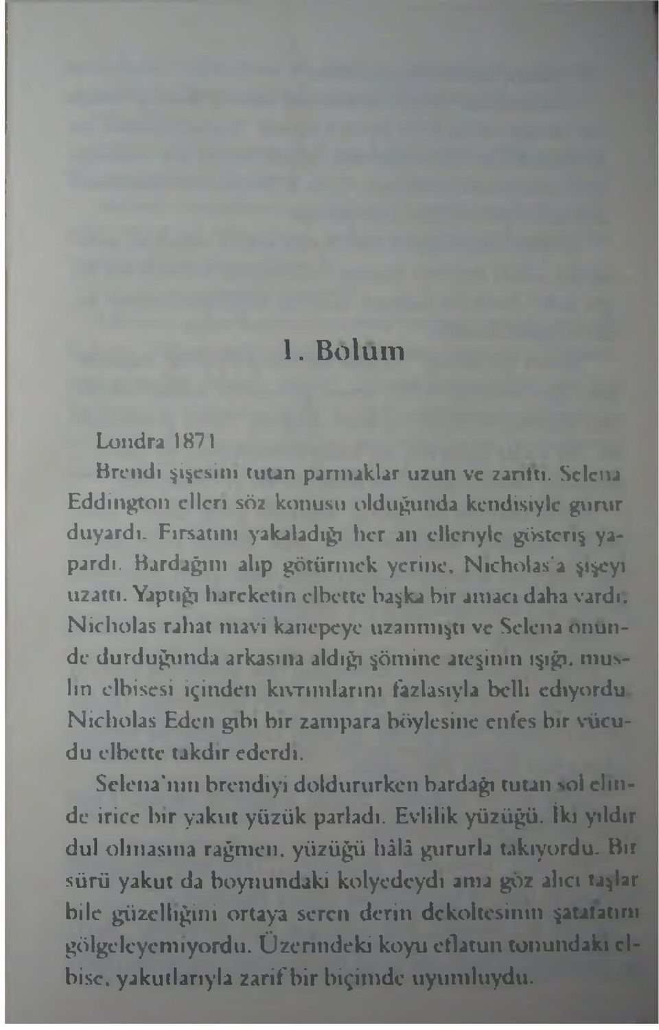 N ic lıo la s rahat m avi kanepeye uzanm ıştı ve Seleııa ö nünde durduğunda arkasına aldığı şöm ine ateşinin ışığı, m uslin elbisesi içinden k ıv rım la rın ı fazlasıyla b e lli ediyordu N ic lıo la