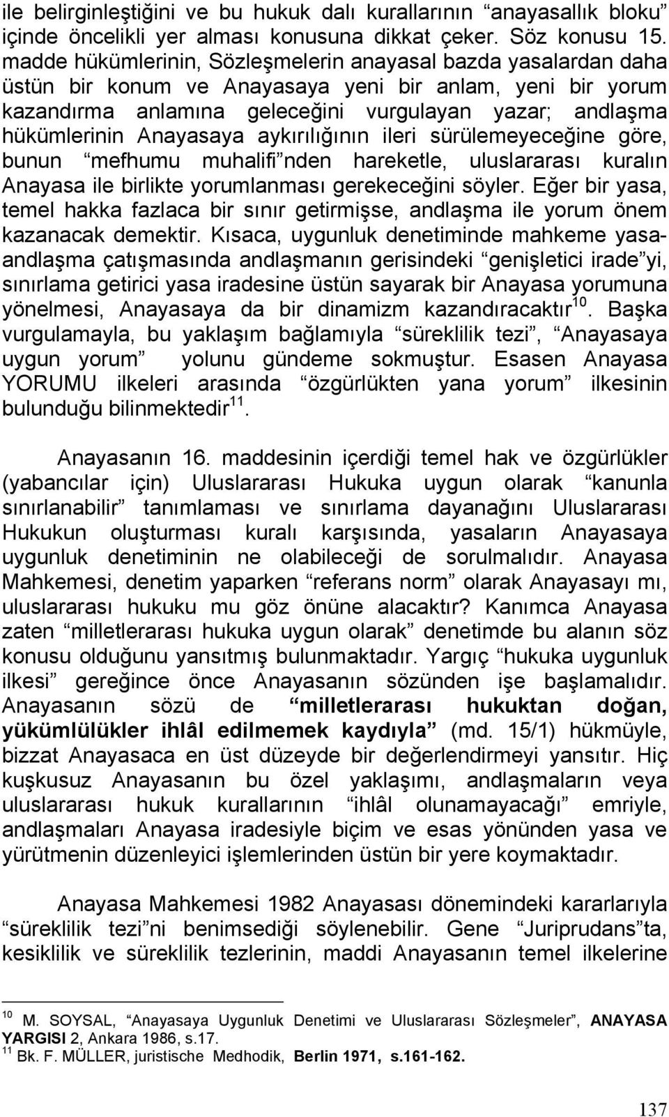 Anayasaya aykırılığının ileri sürülemeyeceğine göre, bunun mefhumu muhalifi nden hareketle, uluslararası kuralın Anayasa ile birlikte yorumlanması gerekeceğini söyler.