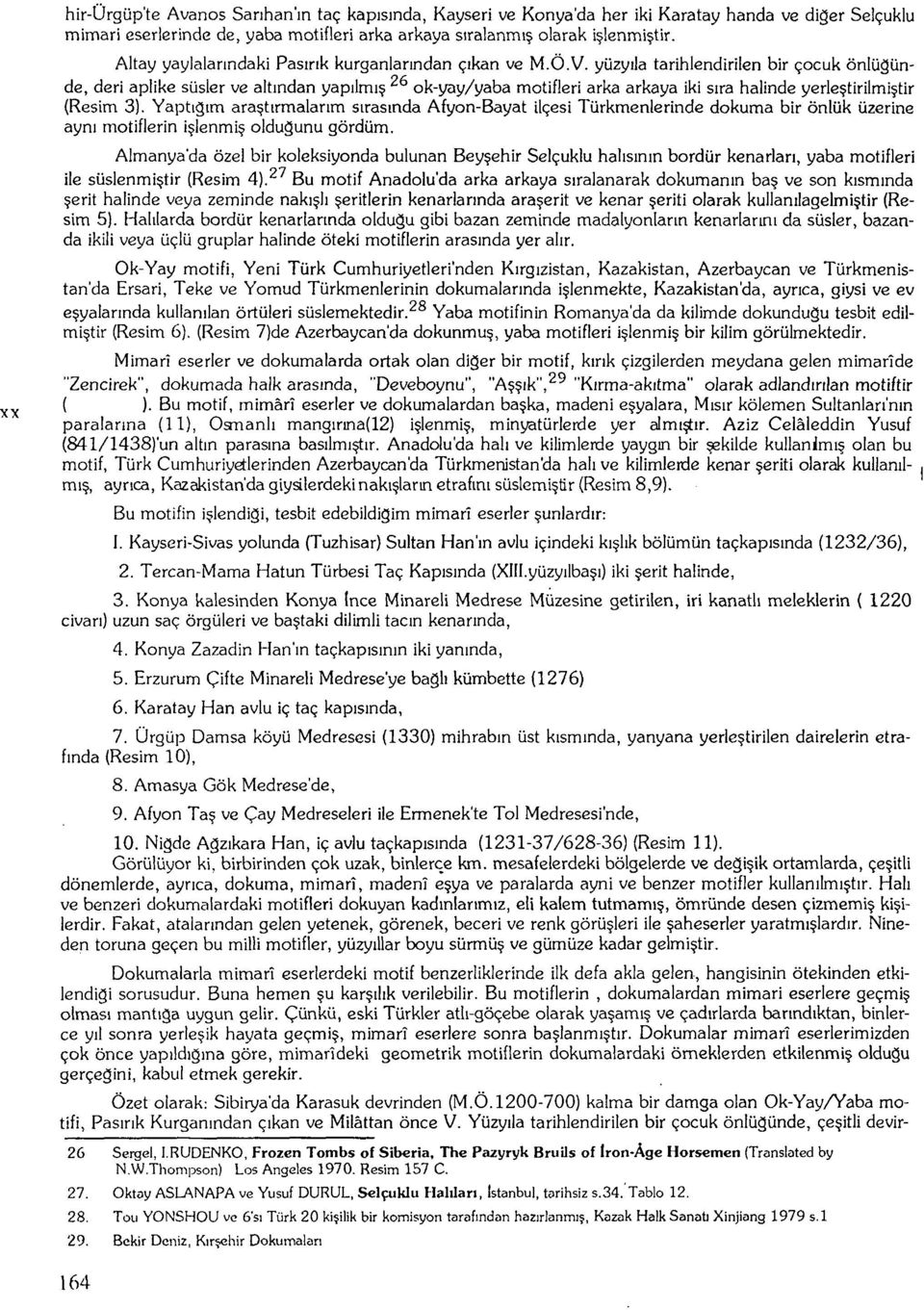 yüzyıla tarihlendirilen bir çocuk önlüğünde, deri aplike süsler ve altından yapılmış ok-yay/yaba motifleri arka arkaya iki sıra halinde yerleştirilmiştir (Resim 3).