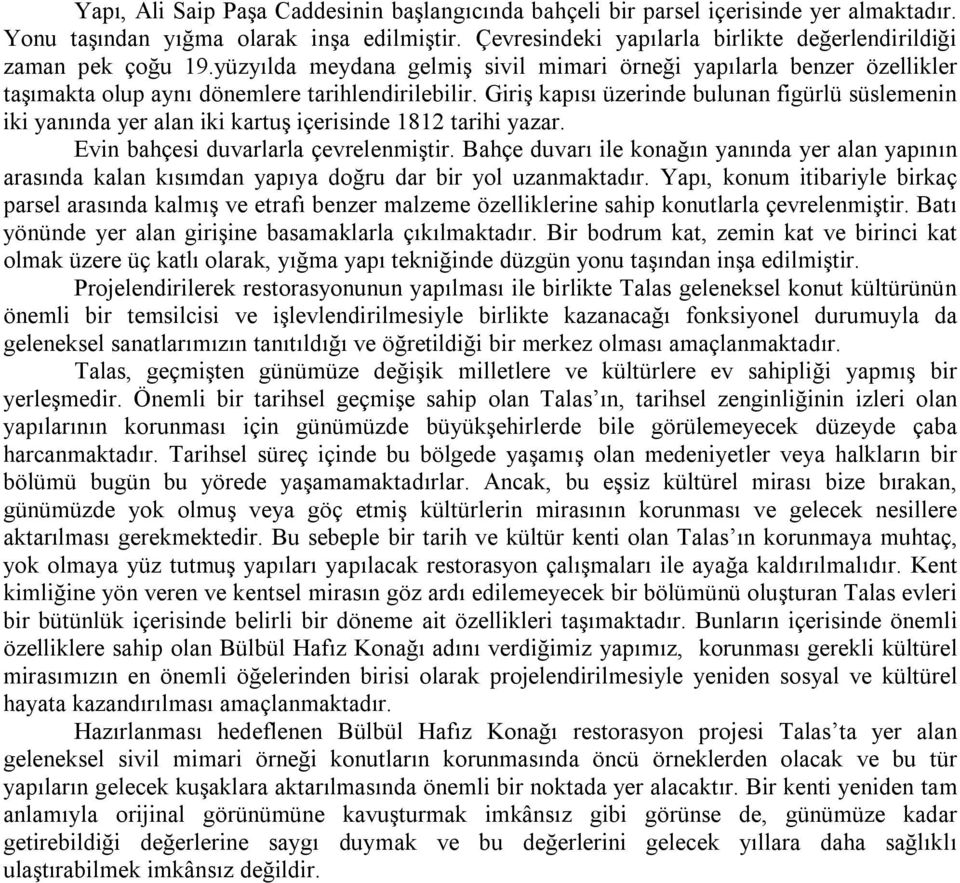 Giriş kapısı üzerinde bulunan figürlü süslemenin iki yanında yer alan iki kartuş içerisinde 1812 tarihi yazar. Evin bahçesi duvarlarla çevrelenmiştir.