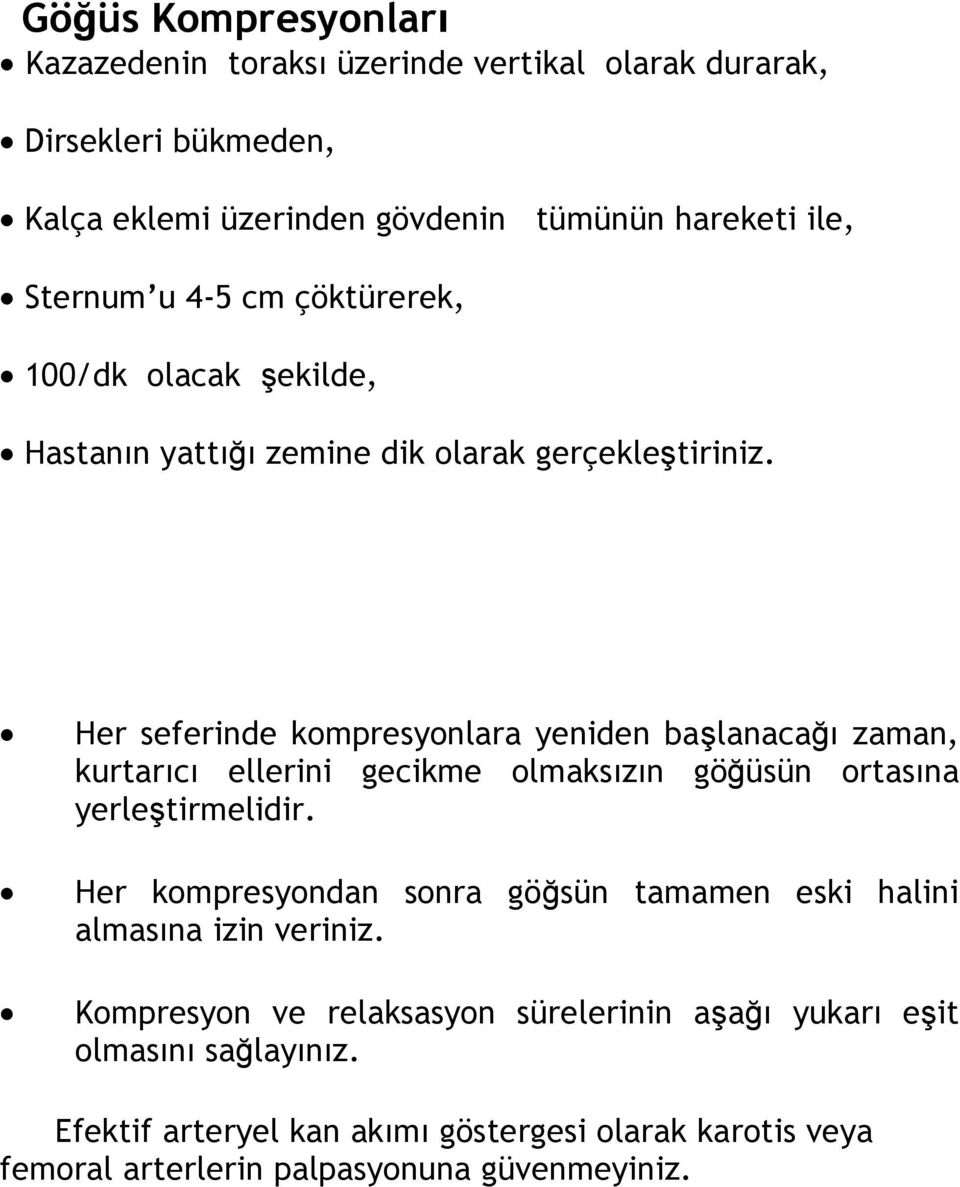 Her seferinde kompresyonlara yeniden başlanacağı zaman, kurtarıcı ellerini gecikme olmaksızın göğüsün ortasına yerleştirmelidir.