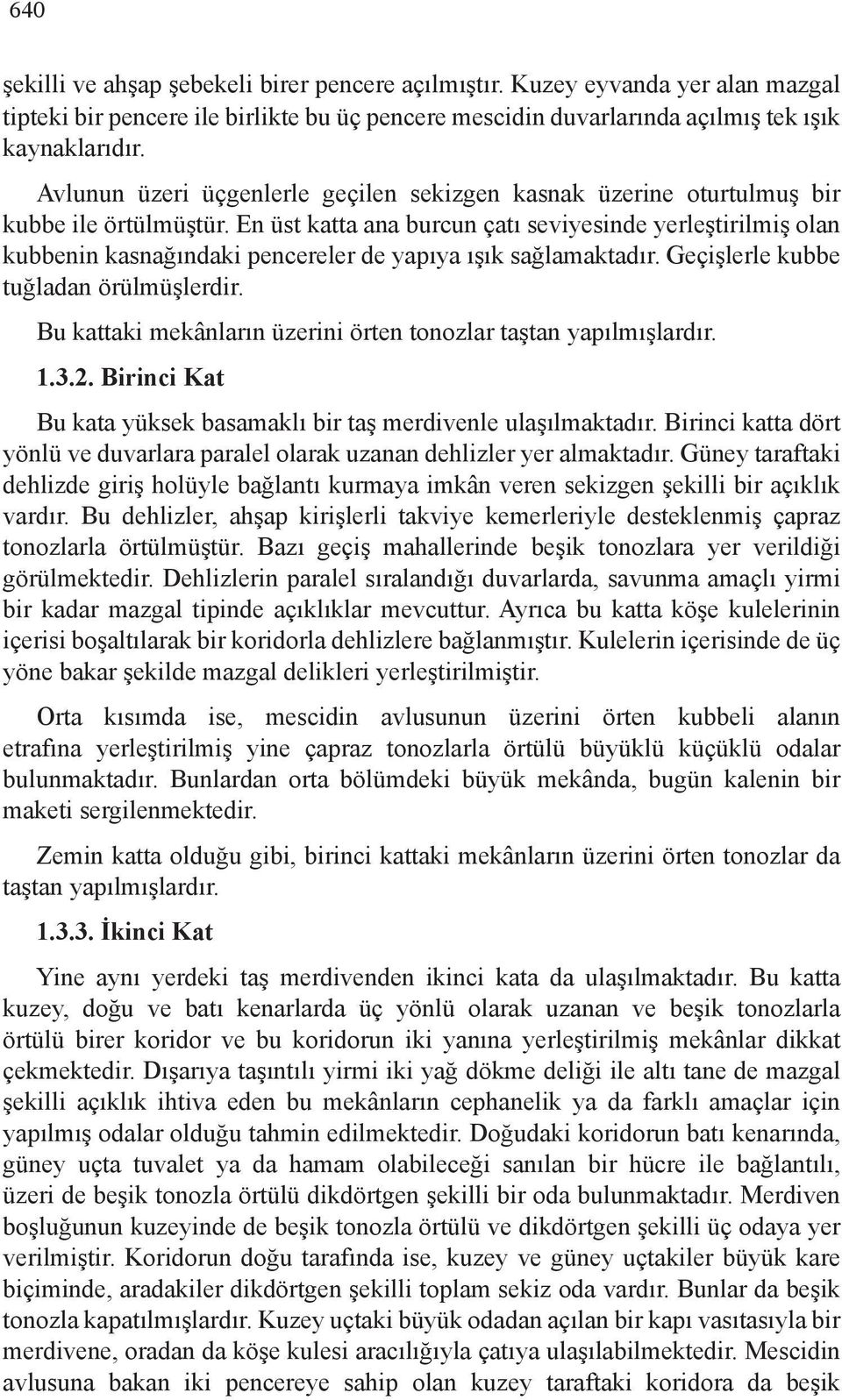 En üst katta ana burcun çatı seviyesinde yerleştirilmiş olan kubbenin kasnağındaki pencereler de yapıya ışık sağlamaktadır. Geçişlerle kubbe tuğladan örülmüşlerdir.