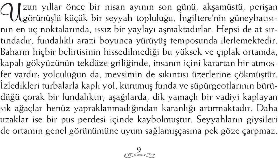 Baharın hiçbir belirtisinin hissedilmediği bu yüksek ve çıplak ortamda, kapalı gökyüzünün tekdüze griliğinde, insanın içini karartan bir atmosfer vardır; yolculuğun da, mevsimin de sıkıntısı