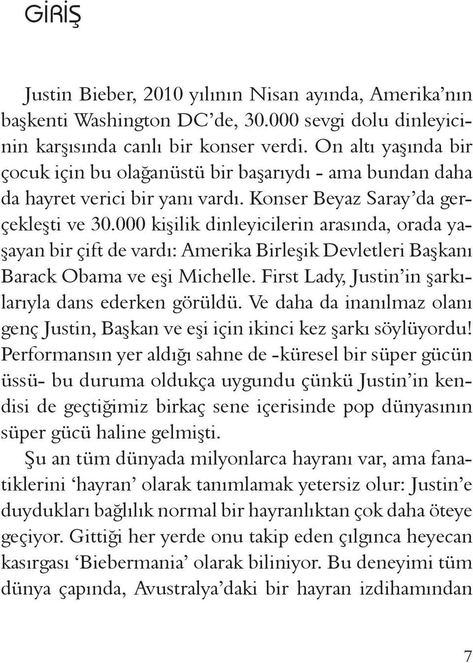 000 kişilik dinleyicilerin arasında, orada yaşayan bir çift de vardı: Amerika Birleşik Devletleri Başkanı Barack Obama ve eşi Michelle. First Lady, Justin in şarkılarıyla dans ederken görüldü.